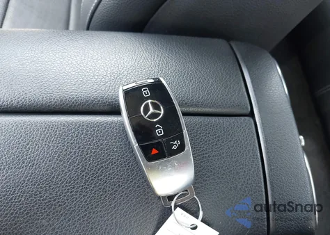 2019 Mercedes-Benz E 300 4Matic z USA, uszkodzony, nr VIN WDDZF4KB3KA525715